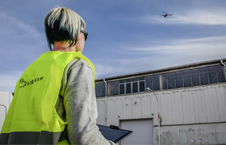 Die Drohne fliegt das Gebäude ab, um Aufnahmen von allen Seiten des Daches zu machen.