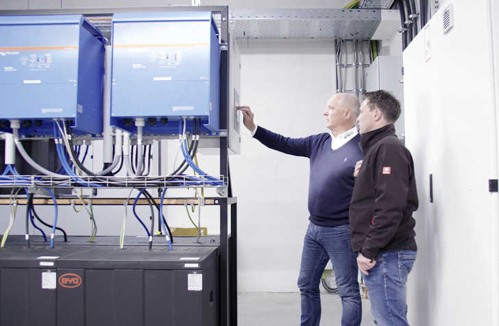 Solaranlage auf dem Flachdach und Speicher im ­Gebäude – alles gesteuert vom Energie­manager: Das ist der Weg, um Energiekosten in Gewerbebetrieben zu senken.