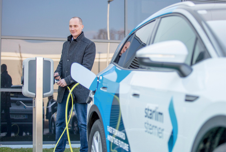 Der Spritzgusshersteller Starlim stellt sukzessive auf Elektromobilität um. Doch irgendwann stößt die Netzanschlussleistung an ihre Grenzen. Dann muss eine Lösung her.