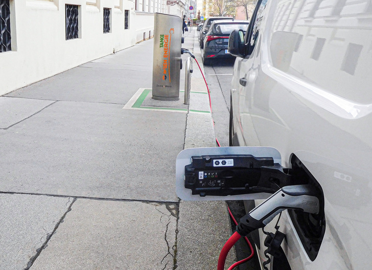 Noch ist bidirektionales Laden in der Öffentlichkeit in weiter Ferne. Doch das Auto als fahrender Stromspeicher ist schon bald nutzbar.