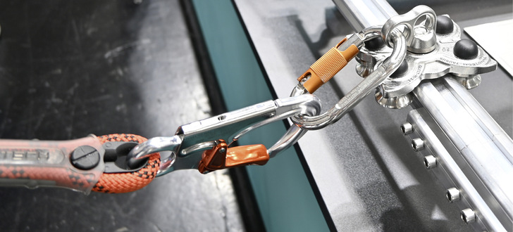 Die integrierte Absturzsicherung spart jede Menge Platz auf dem Dach, der für mehr Solarleistung genutzt werden kann.