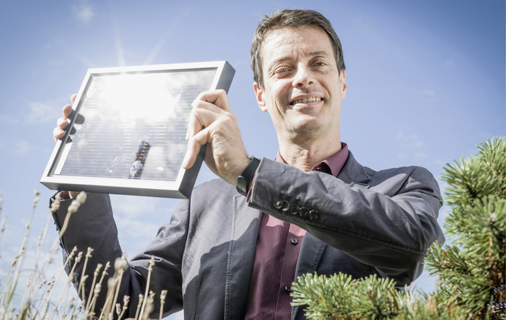 David Stickelberger
war viele Jahre lang Geschäftsleiter des Schweizer Branchenverbandes Swissolar. Mit dem Wachstum und der Zunahme der Mitgliederzahl hat sich der Verband personell breiter aufgestellt. Stickelberger hat im Mai 2023 die Leitung des Bereichs Markt und Politik übernommen. Der studierte Geograf arbeitete von 1993 bis 1998 bei Greenpeace Schweiz als Leiter der Kampagne Klima und Energie sowie von 1998 bis 2007 als Co-Geschäftsführer der Agentur für Erneuerbare Energien und Energie­effizienz (AEE).