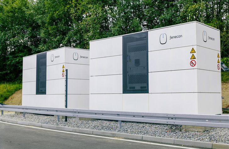 Geschäftsmodelle für Industriespeicher: Fenecon hat diese Anlage zur Unterstützung von Ladesäulen errichtet. - © Foto: Garuzzi Julian/MaierKorduletsch Geschäftsmodelle für Industriespeicher: Fenecon hat diese Anlage zur Unterstützung von Ladesäulen errichtet.