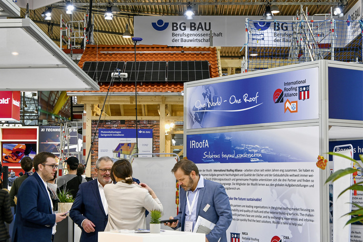 Im Mittelpunkt der diesjährigen Dach + Holz in Stuttgart stand unter anderem die Photovoltaik. Immer mehr Dachdecker sehen in ihr die Chance auf ein neues Geschäftsmodell.