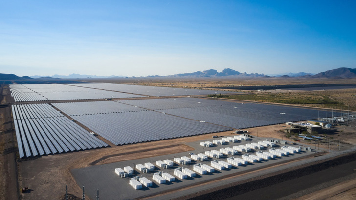 Immer mehr Solarparks werden gleich mit großen Speichern gekoppelt.