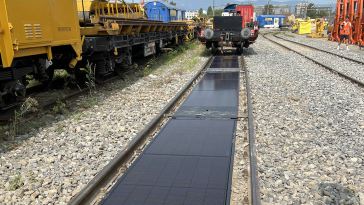 Die Solarplatten liegen im Gleis und nutzen Bahnstrecken zur Erzeugung von sauberem Strom.