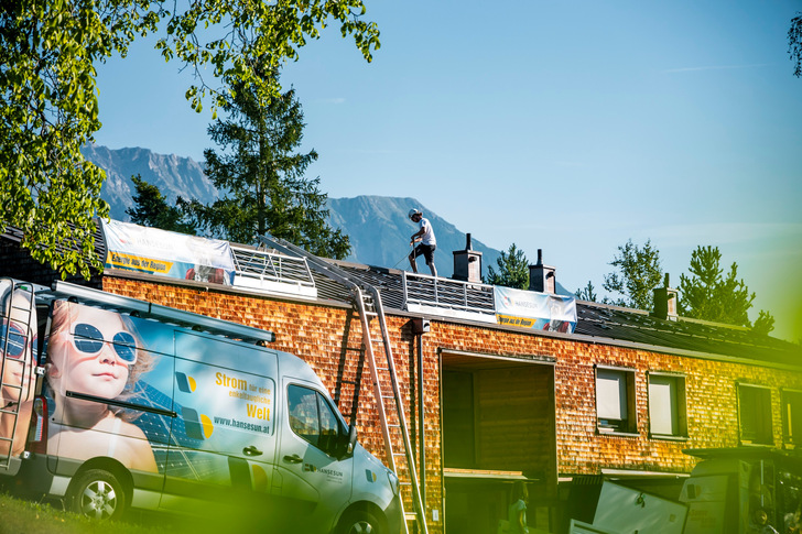 Installation des Solardachs für das SOS-Kinderdorf Tirol in Imst.