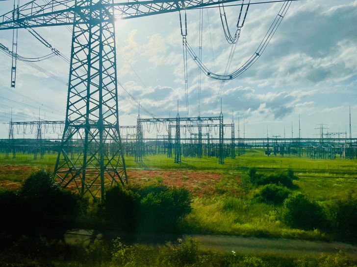 Immer mehr Ökostrom fordert die Stromnetze, es braucht mehr Speicher.