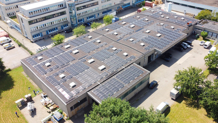 Die neue Dachanlage auf der ehemaligen Firmenzentrale von Aluplast in Ettlingen.