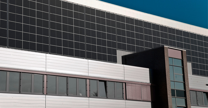 Bei der Integration der Solarmodule in ­Trapezblechfassaden ­stehen weniger Hürden im Weg als bei hochpreisigen ­Architekturprojekten.