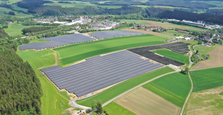 Der neue Solarpark in Wunsiedel leistet 37 Megawatt. - © Goldbeck Solar