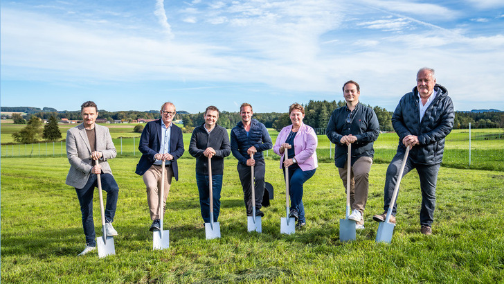Der Spaten für die große Solaranlage ist gestochen: Zum Projektstart sind Bernhard Weilharter, Geschäftsführer von ECEE, Wiesestrom und Solenso, Herwig Struber Vorstand der Salzburg AG, Helmut Perr, Geschäftsführer von Eco-Tec Photovoltaics, Andrea Pabinger, Bürgermeisterin von Lamprechtshausen sowie Ante und Ivan Andresic von MPI Immobilien (v.l.n.r.) auf das Feld von Landwirt Klaus Fersterer (3.v.l.) gekommen.