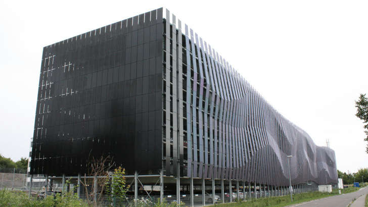 Das Parkhaus wurde mit dreidimensionaler Front gestaltet - aus Solarmodulen.
