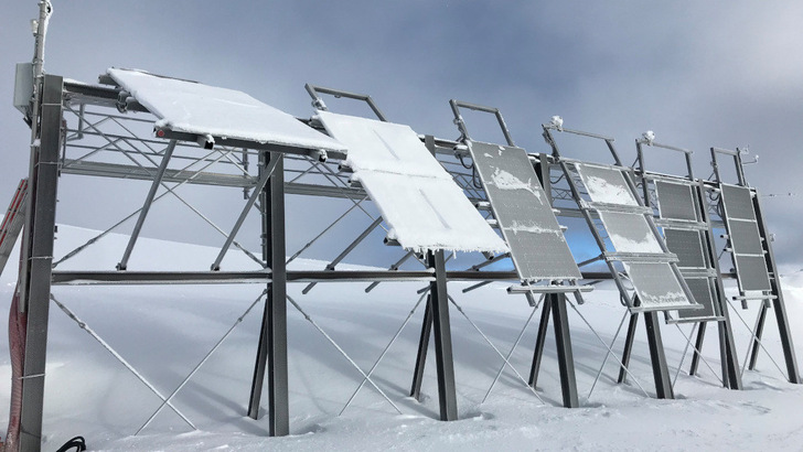Wenig überraschend: Je steiler der Anstellwinkel der Module, desto weniger Einfluss hat der Schneefall auf den Ertrag. Doch die Details der Messungen sind spannend für künftige Planungen. - © ZHAW Wädenswil