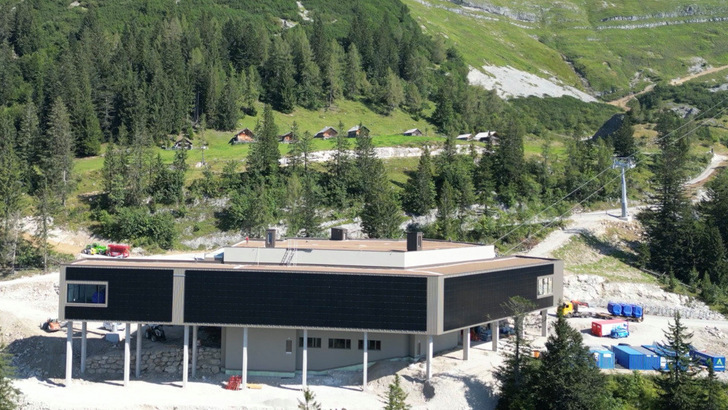 Eines der Großprojekte, die die Partner von MO Energy Systems in diesem Jahr umgesetzt haben: Die 900 Quadratmeter große Solarfassade iin der Zwischenstation der neuen Loser Panoramabahn.