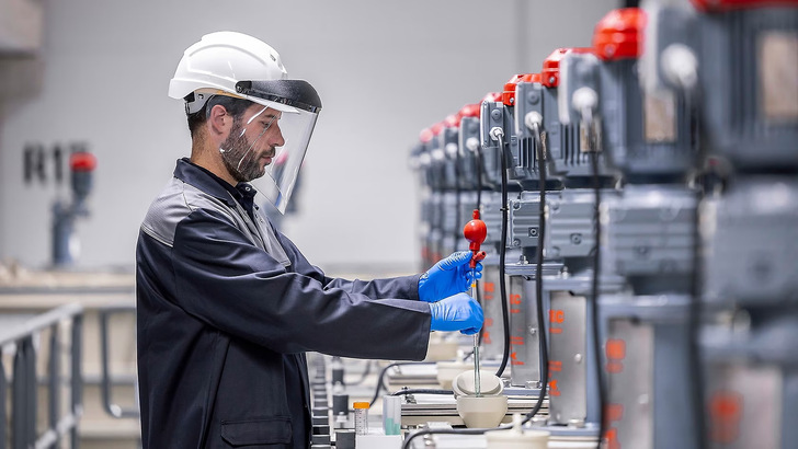 Die Mercedes-Benz Batterie-Recyclingfabrik deckt erstmalig in Europa alle Schritte des Batterierecyclings ab. - © Daimler Benz