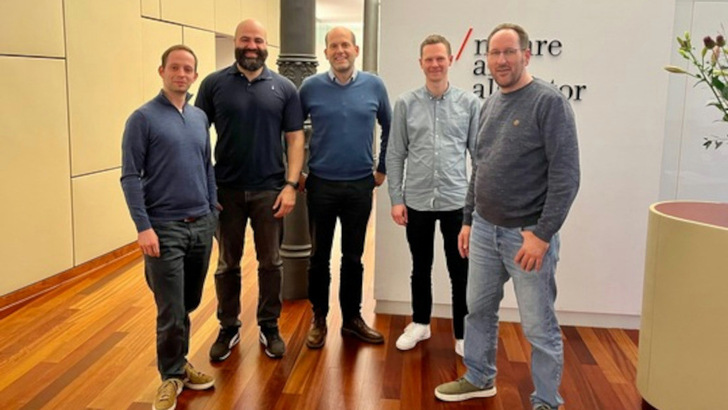 Die Zusammenlegung ist besiegelt: Remi Gruszka, Geschäftsführer von Green Planet Solutions, Arsalan Zangeneh von Hello Sun, Sönke Tangermann von Green Plnaet Energy, Mathias Weidle von Green Planet Solutions und Marcel Kummerfeld, Gschäftsführer von Hello Sun (v.l.n.r.) haben die Übernahme von Hello Sun beschlossen.