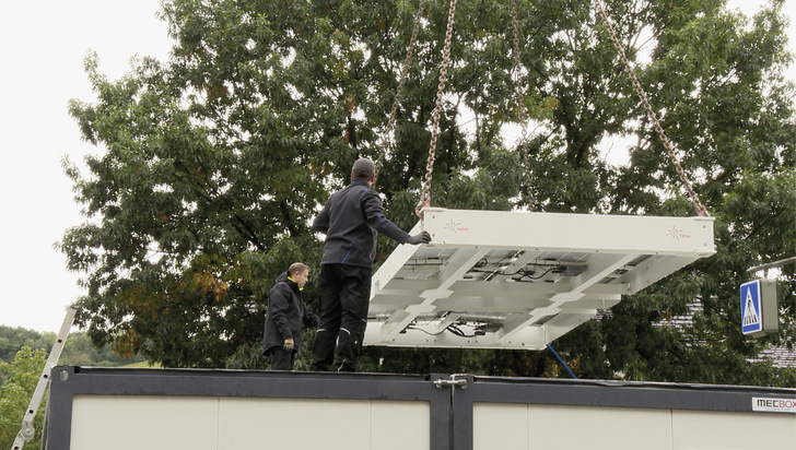 Installation der Dachmodule für die Solarcontainer.