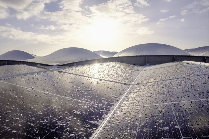 Insgesamt wurden 1.614 Photovoltaikmodule auf dem äußeren Betonring montiert. - © Foto: Polarstern