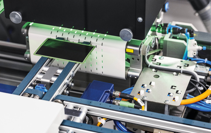 Fertigung der Zellen für den Stack der Brennstoffzelle bei Solidpower.