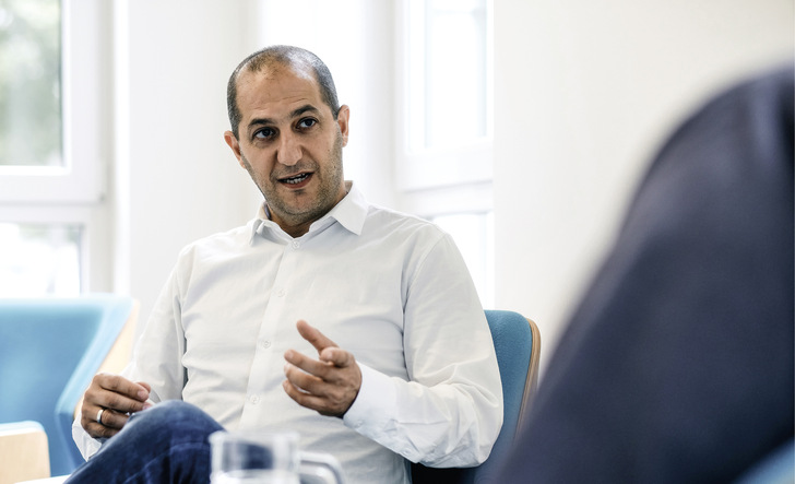 Zeyad ﻿Abul-Ella  ist Mitgründer und Geschäftsführer der HPS Home ­Power Solutions GmbH. Er ist diplomierter Bauingenieur und verfügt über mehrjährige Erfahrung im Projektmanagement sowie in der Produktentwicklung für erneuerbare Energien. Dazu zählt beispielsweise seine Tätigkeit bei Schlaich Bergermann & Partner, wo er bei der Entwicklung und Umsetzung von Kraftwerksprojekten mit Parabolrinnen tätig war. Zeyad Abul-Ella gründete im Dezember 2014 gemeinsam mit Dr. Henrik Colell die Firma HPS in Berlin-Adlershof, realisierte ihren Aufbau und die Finanzierung. Aktuelle Fachinformationen und Webinare finden Sie hier: https://www.homepowersolutions.de/events-news/ - © Foto: Markus Schwarze/HPS