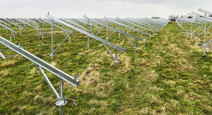 Montage des Solarfeldes auf der Merscher Höhe bei Jülich.