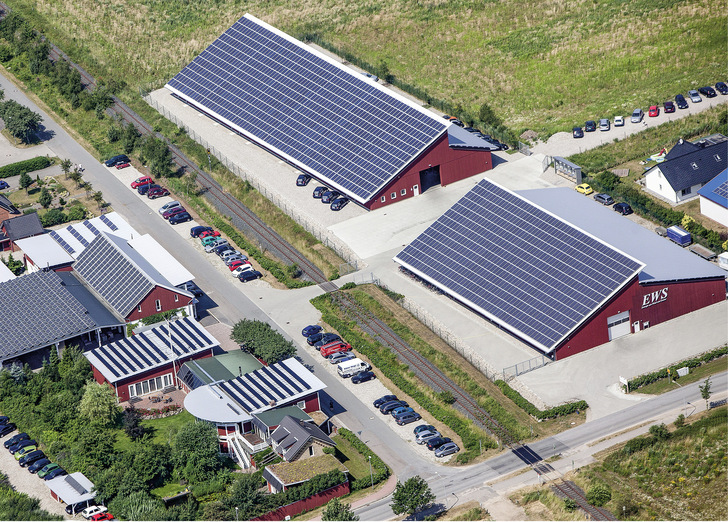 Die Zentrale von EWS aus der Luft: Hier befinden sich große Lager für Module, Wechselrichter, Montageteile und Speichersysteme. - © Foto: EWS