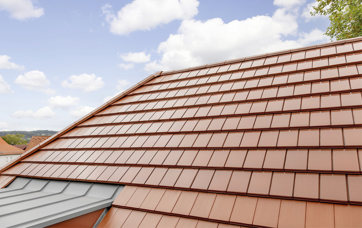 Die solaren Dachziegel passen sich nicht nur perfekt ins ­Deckbild des Daches ein, sondern auch ins Ortsbild.