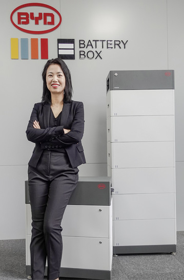 Ju﻿lia Chen  ist seit 2014 Global Director der Battery-Box-Familie von BYD.2003 begann sie ihre Arbeit bei BYD in Shenzhen.