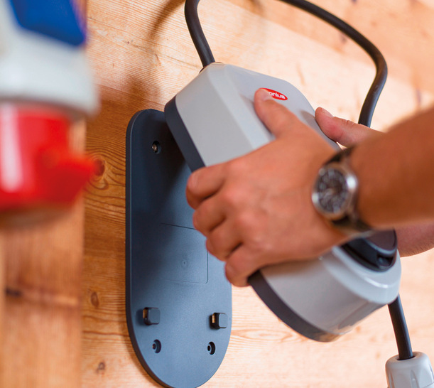 Den Wattpilot von Fronius gibt es als fest installiertes Gerät und auch zum Mitnehmen.