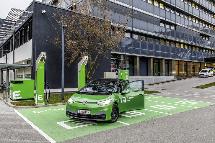 Auf den ersten Blick sehen die Ladesäulen unspektakulär aus. Die eigentliche Innovation steckt in der Unterstützung durch den Batteriespeicher. - © Foto: Energie Steiermark
