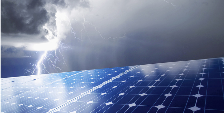 Der Blitzschutz wurde bei der Installation von Solaranlagen bisher gern vernachlässigt. Doch er ist immens wichtig.