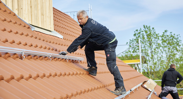 Allein das Dach mit Solarmodulen zu belegen reicht nicht mehr aus.