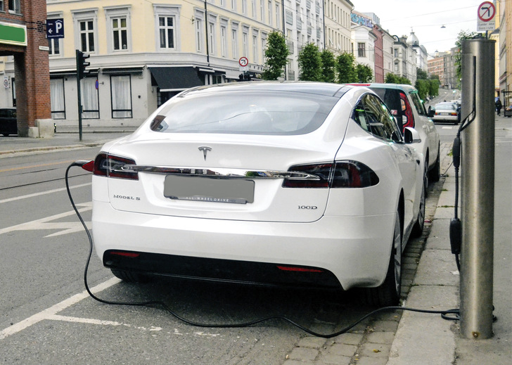 Egal, ob öffentlich oder in der heimischen Garage: Ladesäulen und Wallboxen sollten regelmäßig geprüft werden.