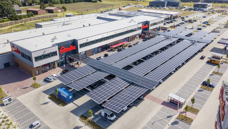 Der Weg vom überdachten Parkplatz zum Eingang führt unter einer Überkopfverglasung mit Bauzulassung entlang.