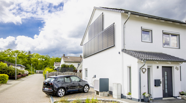 Dieses Gebäude wird mit einer Wärmepumpe beheizt, die wiederum mit Solarstrom betrieben wird. Im Webinar wird die Lösung detailliert beschrieben.