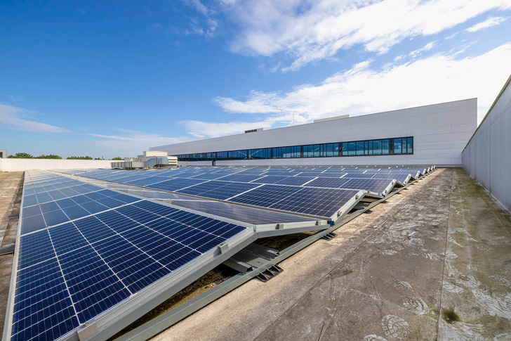 Power vom Flachdach: 360 Photovoltaikmodule leisten zusammen mehr als 133 Kilowatt.