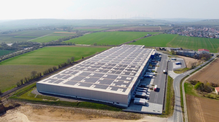 Bei der Zertifizierung der Anlage auf dem Dach von Pfenning Logistics im rheinländischen Monsheim hat Carbonfreed unterstützt.