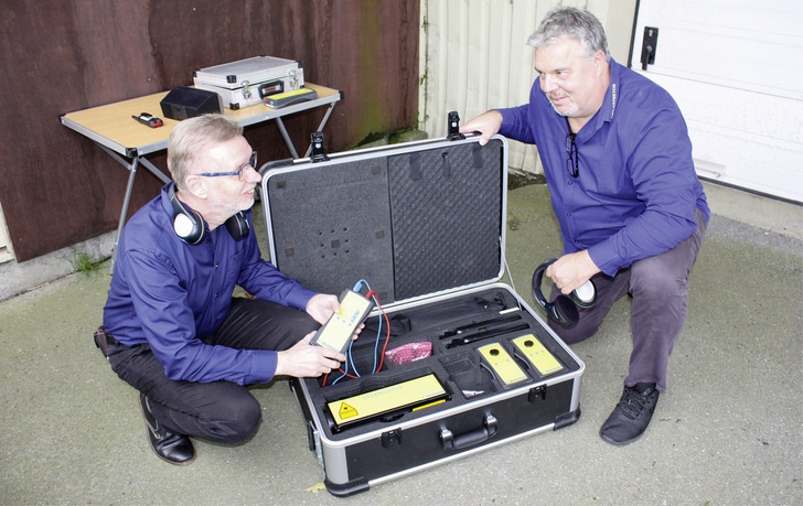 Klaus Terlinden (links) und Oliver Lenckowski nutzen Lasertechnik, um Fehler im Modulfeld aufzuspüren. - © Foto: Heiko Schwarzburger
