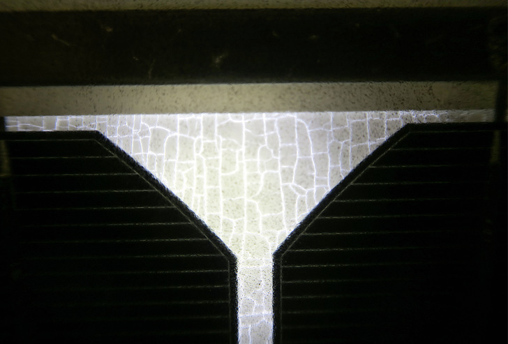 Die Rissbildung in den Folien erfolgt schleichend. Bei diesem Modul wurde das Material regelrecht zermürbt.