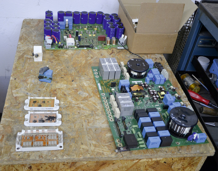 Die Reparatur von Platinen und der Austausch schadhafter Bauelemente sind bei den meisten Wechselrichtern möglich.