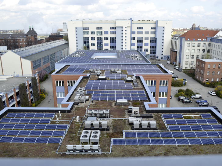 Seit der EEG-Novelle lohnen sich Solaranlagen auf Flachdächern für den Eigenverbrauch noch mehr als vorher.