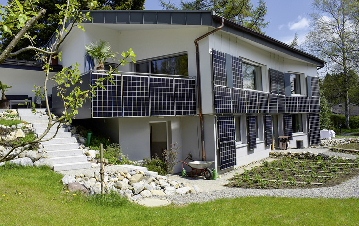 Komplett solar eingehüllt: Fast jeder Fleck wird für die Sonnenstromerzeugung genutzt. So erreicht die Leistung der Photovoltaikanlagen insgesamt 32 Kilowatt. - © Foto: Roland Wiedemann/Jensen Media