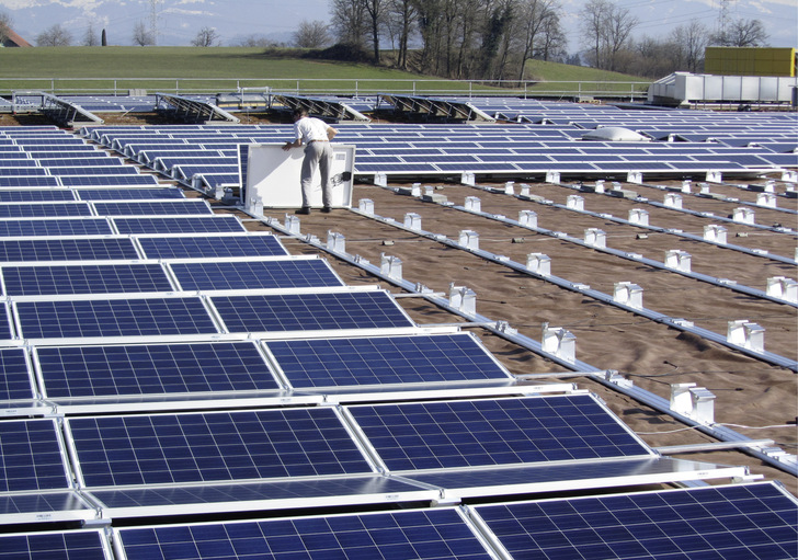 Module mit den bisherigen Ausmaßen werden seltener. Größere Module haben ihre Vorteile, aber auch ihre Tücken auf dem Dach — nicht nur für die Installateure.