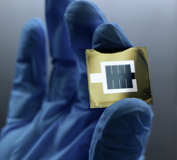 Tandemzelle aus Siliziumbasis und Perowskit on top: Zu sehen ist die aktive bläuliche Fläche in der Mitte des Wafers, die von der metallischen, silbrigen Elektrode eingeschlossen wird.