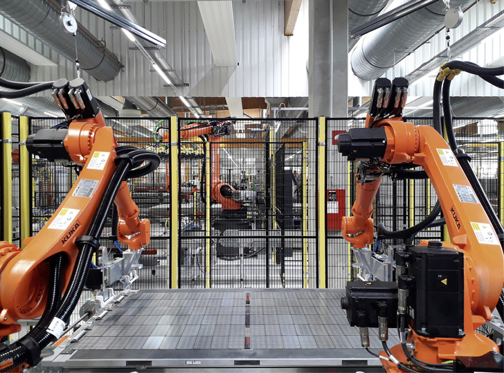 In modernen Modulwerken tanzen die Roboter, wie hier in der neuen F8 von Solarwatt in Dresden.