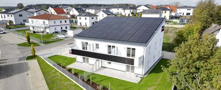 Das Gebäude wurde nach der Sonne ausgerichtet. Dach und transparente Flächen weisen gen Süden. - © Foto: Rössler Wohnbau
