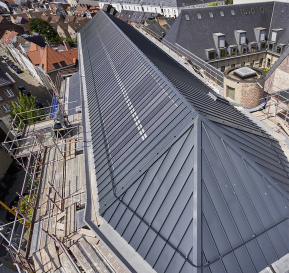 Die Solaranlage auf dem Blechdach des Klosters in Mechelen verschwindet optisch nahezu völlig.