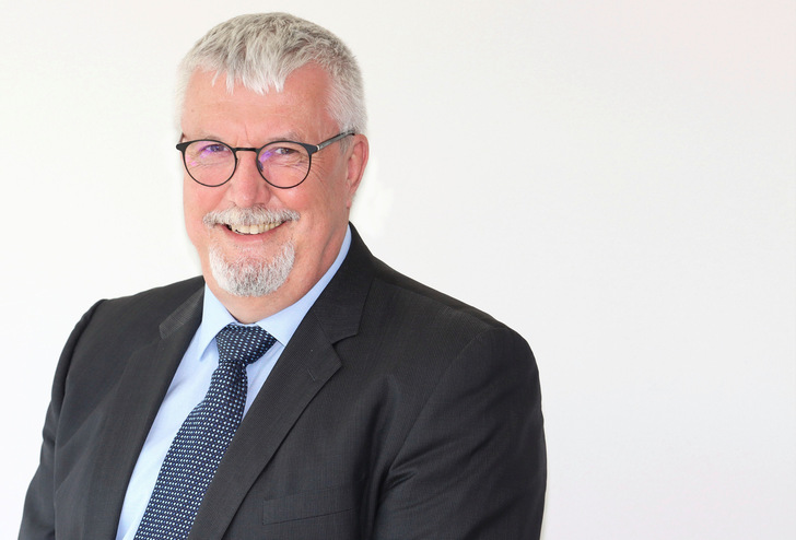 Peter Thi﻿ele
ist President von Sharp Energy Solutions in Europa. Er verantwortet die EMEA-Strategie des japanischen Anbieters von Solarmodulen. Er beaufsichtigt das operative Geschäft und die Ressourcen des Geschäftsbereichs, steht der Belegschaft vor, verwaltet die Budgets und stellt sicher, dass Ressourcen ordnungsgemäß eingesetzt werden. Als studierter Elektrotechniker mit dem Schwerpunkt Optoelektronik startete er 1996 seine Kariere bei Sharp Microelectronics Europe (SME) als Produktmanager für elektronische Komponenten (einschließlich Solar). 2003 wurde er zum General Manager für die aus SME ausgegliederte Solargruppe für Deutschland/Österreich ernannt. Aus dieser Position wurde er 2008 zum Executive Vice President Sharp Energy Solutions Europe. Seit 2012 ist er President von Sharp Energy Solutions Europe.