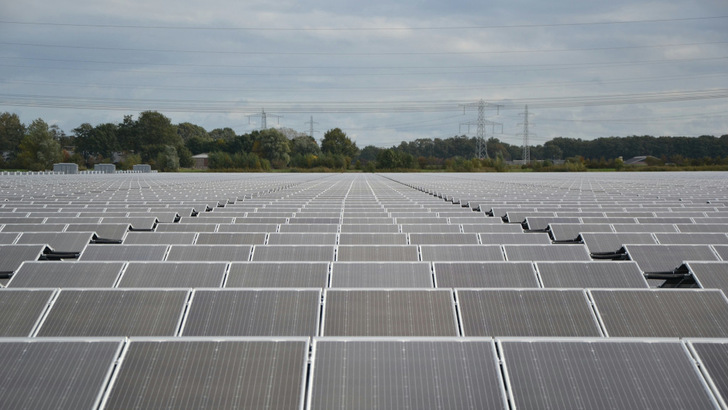 Die großen Gewerbedächer haben ein riesiges Potenzial für den Bau von Solaranlagen.